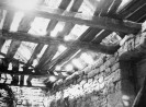 Käärkambri peal asunud munkade eluruumi seinte ülaosas sideaine välja varisenud. Ruumil olnud parslaest vähe säilinud.. Autor: T.Kallas. Aasta: 1955