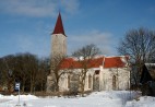 Vaade Püha kiriku madalate tugipiilarite ning kitsaste aknaavadega lõunafassaadile.. Foto: M.Kallas, 02/2007