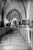 Vaade pikihoonest altari suunas, 1930ndad. Veel on näha interjöörimaalingud võidu- ja tribuunikaarel ning võlviroietel.. Foto: Repro pärineb kiriku ajalugu tutvustavalt stendilt