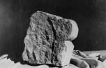Vöödekaare kivi (fragment).. Autor: R. Zobel. Aasta: 1957