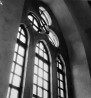 Koori idaaken sisevaates, kus aknaraamistiku ilu on hõlpsamini tajutav, kuna puitraamistuste segav mõju pole vahetu.. Autor: V.Raam. Aasta: 09/1976