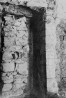 Vaade kloostri kiriku lõunaseina idaosas (siseruumis) paikneva niši parempoolsele külgosale. Leitud niši asukoht on skeemil märgitud U-13.. Autor: R. Zobel. Aasta: 1956