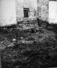 Torni ja käärkambri lõunaseina alumine osa koos tugipiilaritega, mille vahelt leiti arheoloogiline matus. Viimase asukohta tähistab süvend vahetult torniseina ääres.. Autor: V.Raam. Aasta: 1971