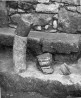 Dekoratiivsete raidkivide fragmente, mis leiti kirikut ümbritseva kasvukihi eemaldamisel.. Autor: V.Raam. Aasta: 1984
