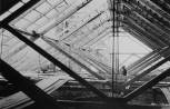 Vaade kloostri kiriku katuse kandekonstruktsioonile läänest konserveerimistööde ajal.. Autor: V. Raam, R. Zobel, K. Aluve. Aasta: 1954-1957