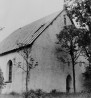Üldvaade kirikule loodest. Üleval viilus näha kellaluuk. . Autor: V. Raam. Aasta: 1977