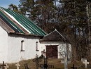 Kiriku  kagunurgas asub väike ristvõlviga matusekabel/surnukuur.. Foto: M.Viljus, 08/2011