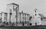 Vaade läänest lossi hoonele ja kirikule. Autor: H. Rennik. Aasta: 1959