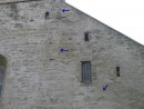 Detail E-fassaadist ja sellega külgnevast käärkambrist, mille teine korrus lisati II ehitusetapi käigus. Selgelt on eristatavad algselt N-seina ülemist osa lõpetavad  nurgakvaadrid. 1989-91 a. restaureerimise käigus vajutati kiriku välisfassaadi vuugitäite krohvi sisse joon, mis märgib algse ühekorruselise käärkambri katuse kallet.. Foto: W. Schmid (08/2004)