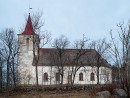 Reigi kiriku välisilmet iseloomustab kõrge katus, massiivsed kiviseinad ja tiheda ruudustikuga ümarkaaraknad.. Foto: M.Viljus, 04/2011