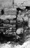 Šurf nr.5. Vundamendi taldmikule suunduv ava põsekivisid.. Autor: H.Uuetalu. Aasta: 1958