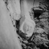 Mask-konsool koori loodenurgas pärast lahtisondeerimist. Konsooli kohal paremal pool näha vana kilpkaaresüvendi algus.. Autor: V. Raam. Aasta: 1979