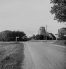 Vaade teeristile Uuemõisa veski juures. Paremale läheb kiriku juurde, vasemale Uuemõisa.. Autor: V. Raam. Aasta: 1979