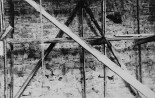 Kooriruumi krohvist puhastatud põhjasein. Paremal vertikaalselt ja all horisontaalselt uuesti müüritud seinaosa. All 2 tala – parempoolne söestunud otsaga, vasakpoolne kirvega raiutud. . Autor: T. Böckler. Aasta: 1957. #N-1684/3