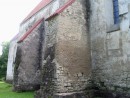 Vaade N-seinale NW-st. Massiivsed tugipiilarid lisati kirikule 1757.a.. Foto: EKA Restaureerimisteaduskond (08/2005)