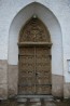 Tornialune peaportaal sai Inglise mõisahärra von Staali annetusena uued uksed, uksevalgmikku katab omapärane nikerdreljeef Ristilööduga keskel.. Foto: M.Sooaru, aprill 2010