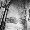 Vaade sondaažile nr.7 lõunaseinal läänepoolseima seinapiilari ja võlvi alla ehitatud kontraforsi vahel, kapiteelide kõrgusel.. Autor: V.Raam. Aasta: 1959