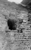 Väikese kabeli kirdenurk koos idaseina aknaavaga. Vihmavesi imbub seina kabelitevahelise renni puudumise tõttu. Mört välja uhutud, krohv pudenenud.. Autor: Viikholm. Aasta: 1980. #21115/1