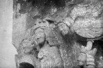Skulptuurigrupp Püha Karatiinaga võidukaare põhjapoolsel piilaril (detailvaade). Dolomiit, 14. saj.