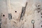 Vlviroideid ning kilpkaari kaunistas kunagi halli-valgekirju sikk-sakk-ornament helehallil foonil (kooriruumi kilpkaartel on samasugune dekoor maalitud tellispunasele alusvrvile, mis asub otse kivipinnal). Maalinguid vib dateerida perioodi Liivi sja jrgsest kiriku taastamisest 17. saj. alguses kuni praeguse altariseina paigladamiseni 1753.a.. Foto: M.Kallas, 02/2007