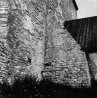 Sekundaarsena vastu kiriku lõunaseina ehitatud tugipiilar, mille kaldpind vajab kaitsmist sademetevee eest.. Autor: V.Raam. Aasta: 09/1976