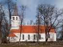 Vaade kirikule ning perekond von Stenbocki barokkstiilis hauakabelile. . Foto: M.Viljus, 04/2011