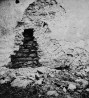 Sondaaž kooriruumi lõunaseinas (näha „tagumine“ seinapind ja kandekaare kivid). Autor: Villem Raam. Aasta: juuli-august 1959