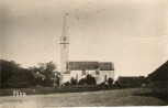 Kirik vana, 1922. aastal hävinud tornikiivriga.. Foto: Postkaart 20. sajandi algusest