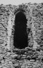 Vaade kiriku lõunafassaadi idapoolsemale aknale enne sondeerimist.. Autor: V. Raam, R. Zobel, K. Aluve. Aasta: 1954-1957
