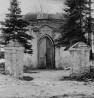 Douglase matusekabel koos kirikuaia väravapostidega. . Autor: Villem Raam. #N-15268/2