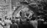 Muuseumitöötajate seminarist osavõtjad vaatlevad kloostri peasissekäiku õuepoolselt küljelt.. Autor: G. Kangur. Aasta: 8.08.1959. #14396