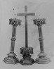 Krutsifiks, kaks küünlajalga (messing ja alumiiniumvärv), 19-20. sajandi vahetus. Autor: K.Simson. Aasta: 1994. #15010