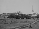 Vaade Rakvere luteriusu Trinitati kirikule ja Vallimäele.. Autor: Trükipostkaart. #F-18830/112