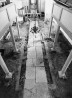 Eemaldatud laudpranda all on nha eelmise pranda keskosa katnud paeplaadid. Plaatide all paistavad hauakambrite piirid.. Foto: Peeter Sre. 1997. Muinsuskaitseameti arhiiv, silik A-3781
