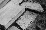 Võnnu kiriku käärkambri treppi all asuvad tahutud hauakivid. Autor: Veljo Ranniku. Aasta: 1964