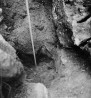Fotodel 1-3 olev Å¡urf: osaliselt süvendatud keskosa, kus paljandus looduslik kruusakiht ja lõppesid lahtiselt laotud kivid. Vaade idast. . Autor: V. Raam. Aasta: 1980