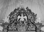 Altar (ülaosa detailvaade). Polükroomne puunikerdus, tisleritöö. Chr. Ackermann, J. V. Rabe, 1731.. Autor: Avo Sillasoo. Aasta: 1978. #Neg. 2435