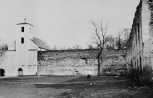 Vaade läänest kirikuhoonele ja lossi ringmüürile. Autor: H. Rennik. Aasta: 1959