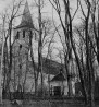 Üldvaade kirikule edelast. Puude vahel Stenbocki kabel. Siingi on ilmen puude harvendamise vajadus.. Autor: V. Raam. Aasta: 1979