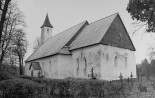 Vaade kirikule ja kirikuaiale kagust. Autor: Viivi Ahonen. Aasta: 1995