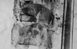 Kooriruumi loodenurga kapiteel enne rekonstruktsiooni teostamist. Vaade kagust alt. N-1701/1. Autor: T. Böckler. Aasta: 1957