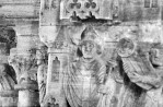 Skulptuurigrupp võidukaare lõunapoolsel piilaril (detailvaade). Dolomiit, 14. saj.