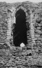 Vaade kiriku lõunafassaadi läänefassaadi läänepoolsemale aknale enne sondeerimist.. Autor: V. Raam, R. Zobel, K. Aluve. Aasta: 1954-1957