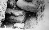 Šurf nr.3. Torni vundamendi kagunurga taldmiku all olevad ebakorrapärased sängitatud põllukivid.. Autor: H.Uuetalu. Aasta: 1958