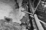 Vaade vöödekaare purunenud konsoolile ja pilastrile lõunaseinal. . Autor: T. Böckler. Aasta: 1957. #N-1716/1