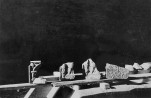 Kiriku kooriruumis teostatud arheoloogiliste kaevamiste käigus altarialusest leitud keraamiliste kahhelkivide fragmendid (keskel kaks kujunduselt ühesugust fragmenti). . Autor: T. Böckler. Aasta: 1957. #N-1743/1