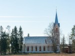 Vaade kirikule põhjast. Kiriku teravkaarsed ažuurse raamistikuga aknad ja kõrge telkkiivriga torn pärinevad 1873-1874.a. ümberehitusest.. Foto: M.Viljus