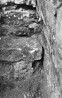 Sama, vaade lõunast. Pikihoone vundamendile on ette laotud täiendav tugimüür, mis on aga sidumata tugipiilariga. Keskel olev plaat on töödeldud pinnaga.. Autor: T.Erelt. Aasta: 1980 september