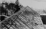 Vaade kiriku katusekonstruktsioonile ešogett-tornilt (sarikad on osaliselt paigaldatud: paremal tõstuki platvorm). . Autor: V. Raam, R. Zobel, K. Aluve. Aasta: 1954-1957