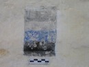 Kooriruumi S-sein: sondaaž umbes 2 m kõrgusel põrandapinnast, mis näitab ca.1900 eksisteerinud värviskeemi - hallikas seinatoon ja must paneel, mida eraldab ultramariinsinine joon.. Foto: W. Schmid (08/2004)